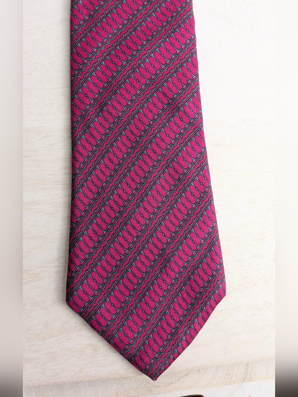 Guy Laroche All Silk Tie Red Pink Black 3.5" x 62" Excellent Pre-owned Condition